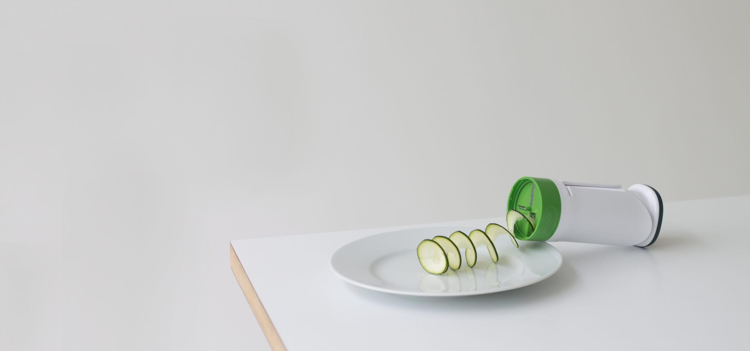 Zyliss spiralier with courgette onto a plate
